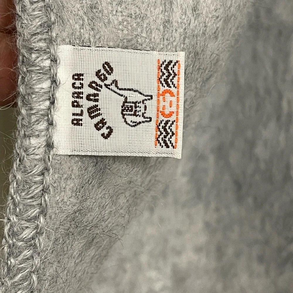 Alpaca Camargo beautiful gray woolly scarf new with tag